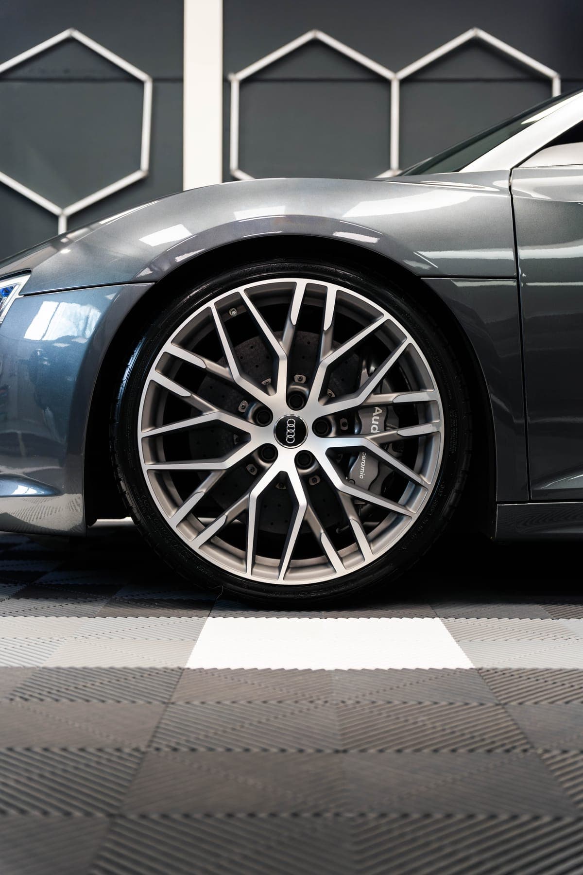 Jante et flanc de l'Audi R8 Spyder après la prestation